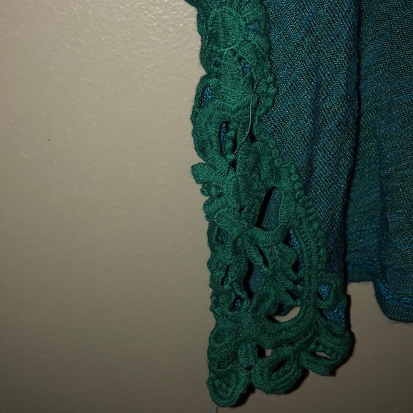 Teal crop top with lace cutout - Picture 2 of 3